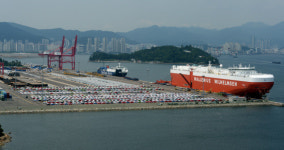 자동차 수출증가로 활기 넘치는 가포신항