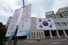 진주시청, 미리 내건 나라사랑