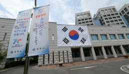 진주시청, 미리 내건 나라사랑