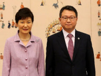 朴대통령, 김영호 감사위원에 임명장