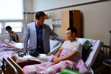 통영경찰서장, 공무 중 부상 경찰관 위문