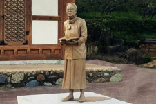 하동 평사리 최참판댁에 박경리 선생 동상 준공