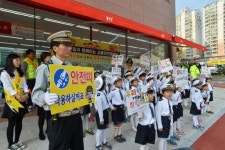 어린이 경찰 엄마 아빠 안전운전 약속해요
