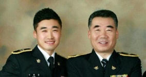 경찰 부자 힘 모아 바다에 빠진 50대 구해