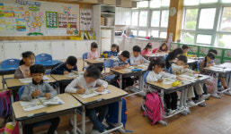 거제 오량초교 총동창회, 모교 책걸상 기증