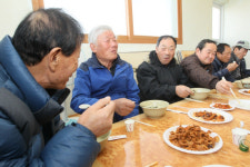 고성읍 소재 업체들, 경로당 찾아 점심식사 봉사