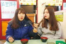 학교 앞 분식점, 요새 뭐가 맛있니?