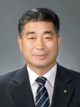 사각의 틀 안으로 들어온 마애불