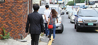 통영 충렬초교 인도없는 통학로 위험천만