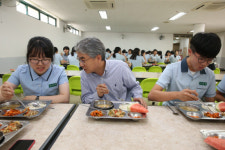 살충제 계란 파동…경남 급식 이상 無