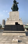 장난치다 창원시청 앞 최윤덕 동상 파손