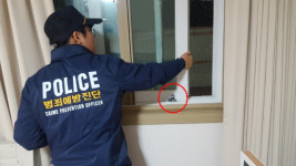 거제署 창문 잠금장치 폴리핸즈설치