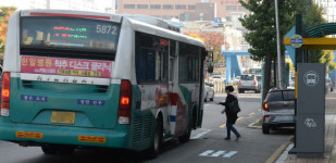 버스승강장 불법 주정차 시민 안전 위협