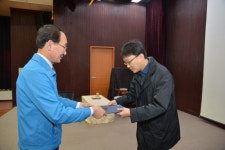 거제시, 치매극복의 날 김찬우 씨 표창장