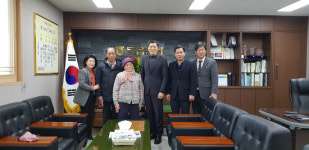 창원 동읍농협, 효행 조합원 상품권 전달