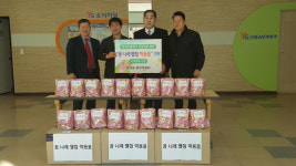 창원 웅남동 발전委, 양곡초교 학용품 기탁