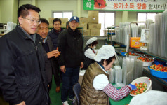 한경호 권한대행, 딸기 수출 현장 방문