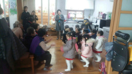 통영 중앙유치원 원생 경로당 방문 재롱잔치