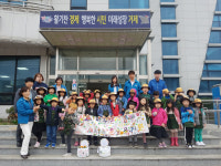 거제 윤슬유치원 원아생, 상문동에 꽃화분 전달