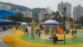 진해구 도심에 어린이 물놀이터 개장
