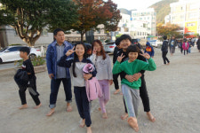 거제 옥포초, 사제동행 흙길 맨발걷기 인증제 실시