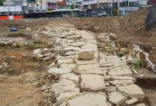 진주성 정문 남문 추정 기단석 발굴