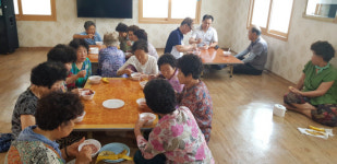 의령 정곡면 사무소·새마을협의회, 경로당에 팥빙수 봉사
