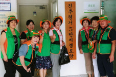 진주 판문동 자율방재단, 경로당에 쿨양산 전달