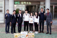 거제 연초면 기관단체장, 연초고에 수능대박 기원 떡 전달