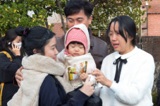 수능 끝난 후 축하받고 있는 수험생