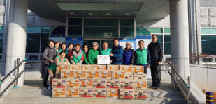 거제 연초면 새마을지도자·새마을부녀회, 라면 기탁