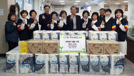 거제 사등면 한마음풍물단, 경로당에 생필품 전달