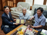 창원 의창구, 100세 이상 어르신에 선물 전달