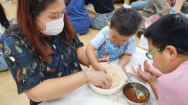 더위 잊고 고사리손으로 토닥토닥