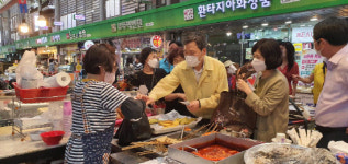 창원의창구청장, 전통시장 장보기