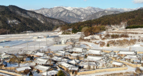 눈 덮인 남덕유산 자락