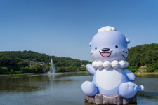 진주 금산면 금호지에 설치된 하모 캐릭터