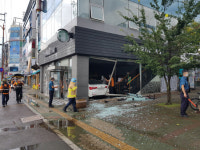 차량 돌진…아수라장 된 커피숍