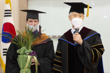 영국인 코너 도란씨 영산대서 웰니스 석사 학위