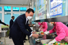 박종우 거제시장, 초등학교 급식현장 방문