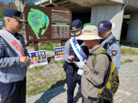 함안 군북파출소, 등산로 입구서 범죄 예방 캠페인