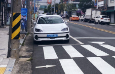 황색 안전지대에 흰 주차선 누가 그었나?