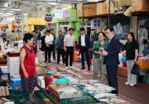 하승철 군수, 하동공설시장 찾아 상인과 현장 대화