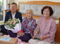 밀양시, 삼랑진 딸기 도입·확산 기여 남분연씨 공로패 전달