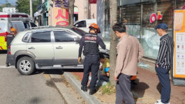 진주 초전동서 시내버스 충돌한 SUV, 약국 돌진