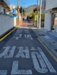함안지역 초등학교 정문 앞 병원증축 반대