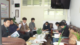 함안지역 초등학교 정문 앞 병원증축 반대