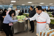 나동연 양산시장, 구내식당 직원 점심 배식봉사