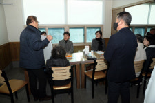 진해구 냉천마을 도로개설 소통행정 나서