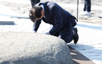 조국 전 장관, 노무현 묘역 참배